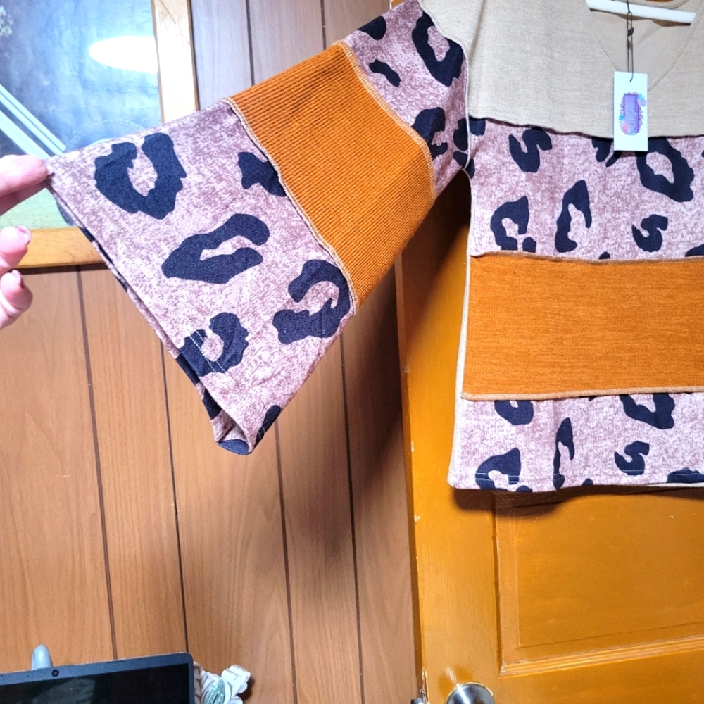 Leopard Colorblock Top - Picture 2 of 2